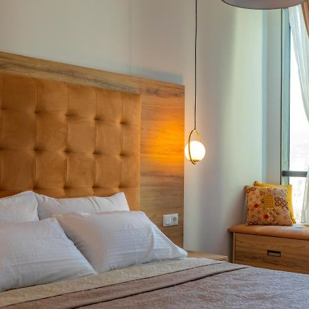 Entire Flat With City Skyline View - Two Bedrooms 巴统 外观 照片