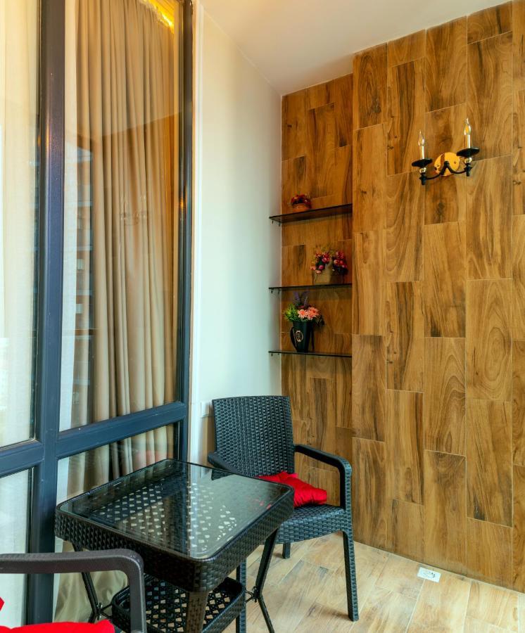 Entire Flat With City Skyline View - Two Bedrooms 巴统 外观 照片