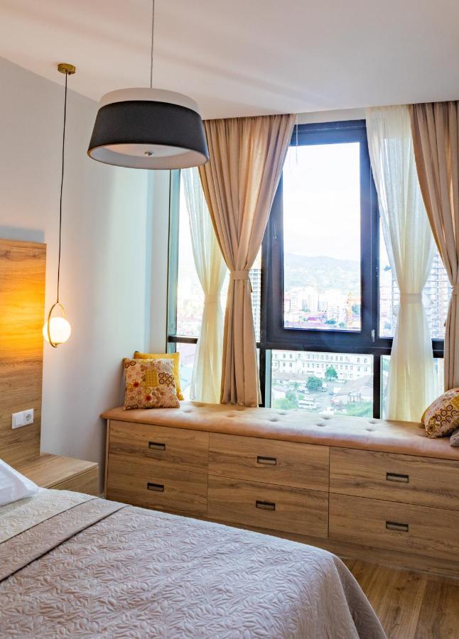Entire Flat With City Skyline View - Two Bedrooms 巴统 外观 照片
