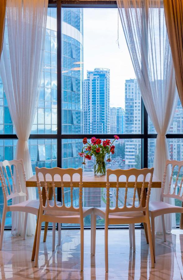 Entire Flat With City Skyline View - Two Bedrooms 巴统 外观 照片