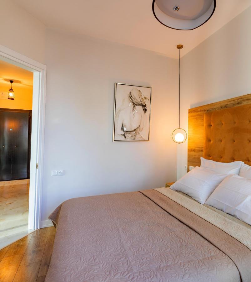 Entire Flat With City Skyline View - Two Bedrooms 巴统 外观 照片