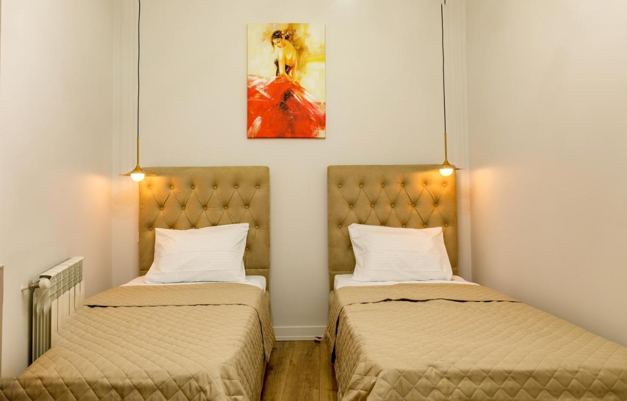 Entire Flat With City Skyline View - Two Bedrooms 巴统 外观 照片