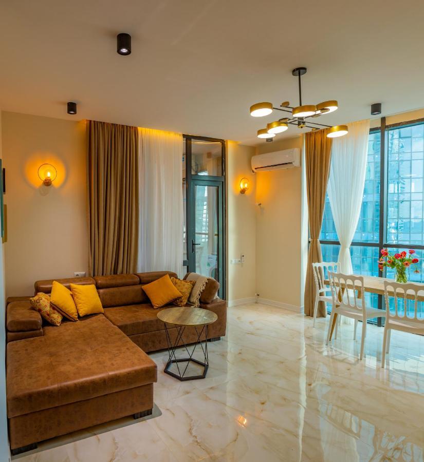 Entire Flat With City Skyline View - Two Bedrooms 巴统 外观 照片